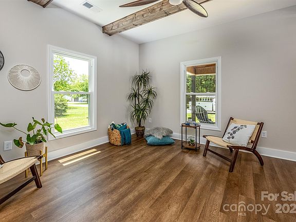 4th image of 515 S Eastway Dr