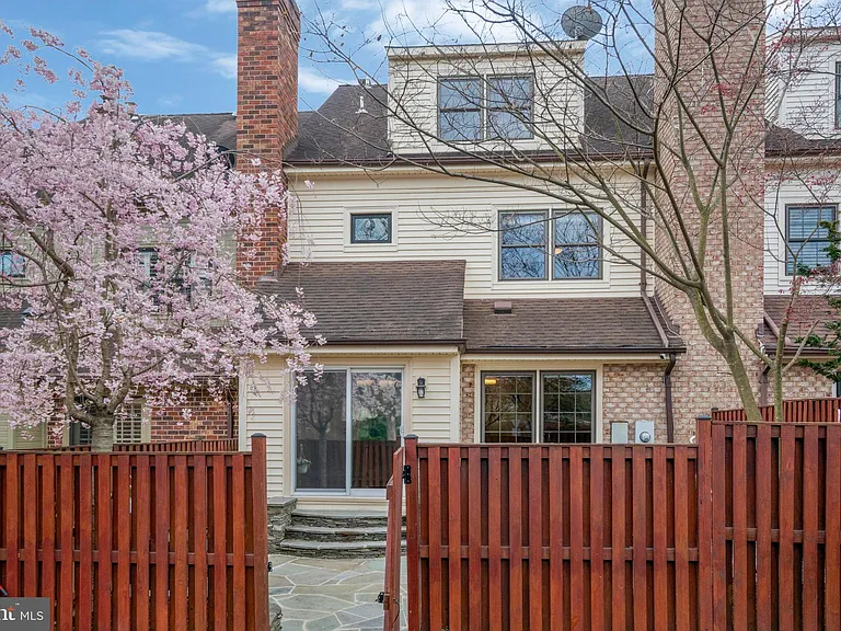 6366 Brampton Ct — Photo 14