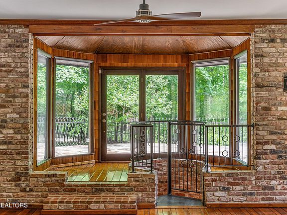 20th image of 3521 Montlake Dr