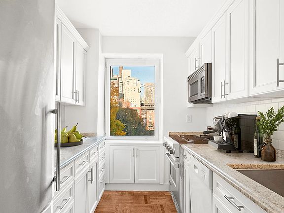 4th image of 25 Sutton Pl S APT 6E