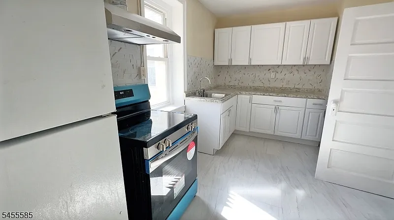 3 bed, 1.0 bath, $2,200 — Photo 4