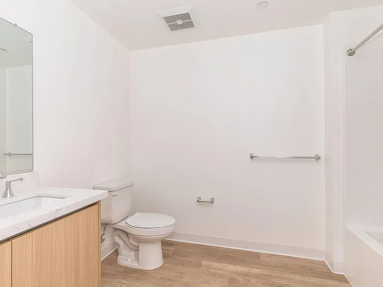 Woodlake Apartments — Photo 37