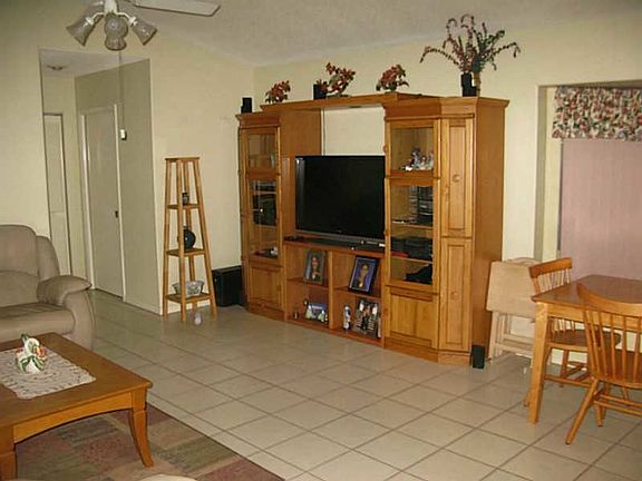 4th image of 910 Lakewood Ct