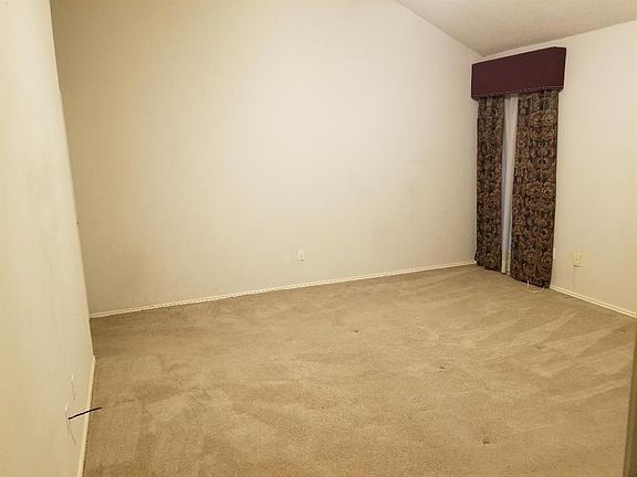4th image of 323 Oak Meadow Ln