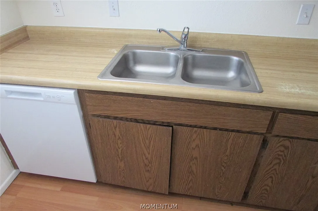 2 bed, 1.0 bath, 2938 sqft, $950 — Photo 3
