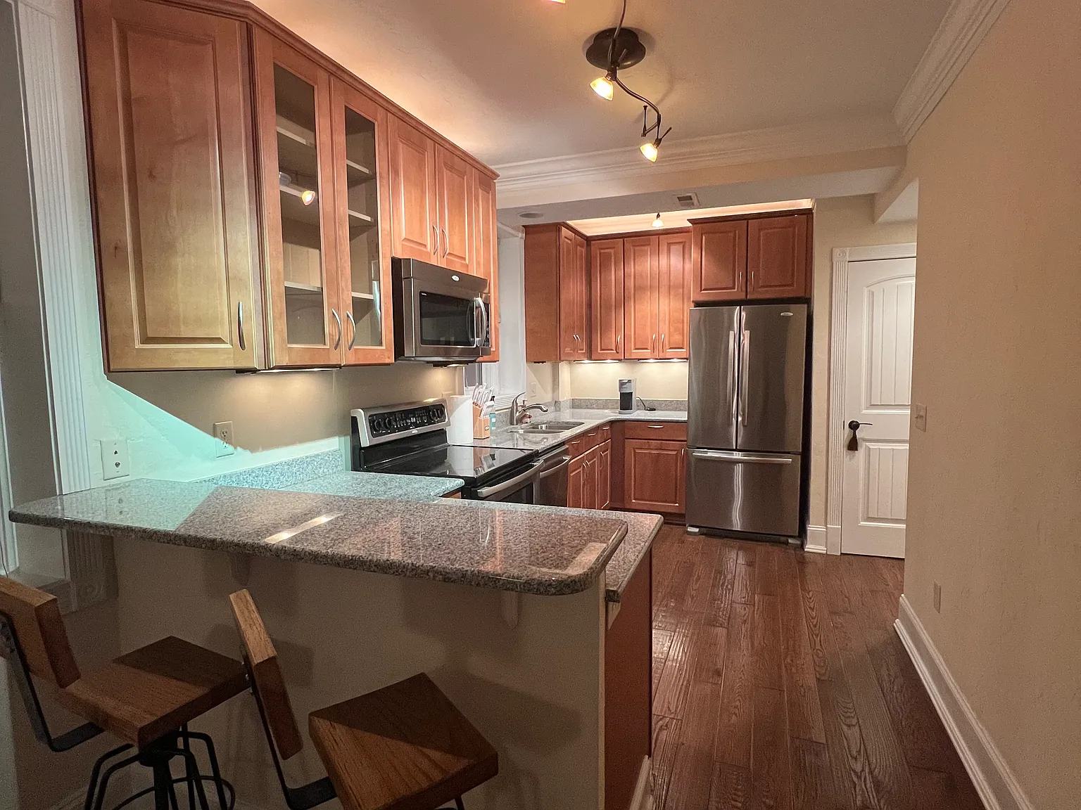 1 bed, 1.5 bath, 706 sqft, $1,600 — Photo 3