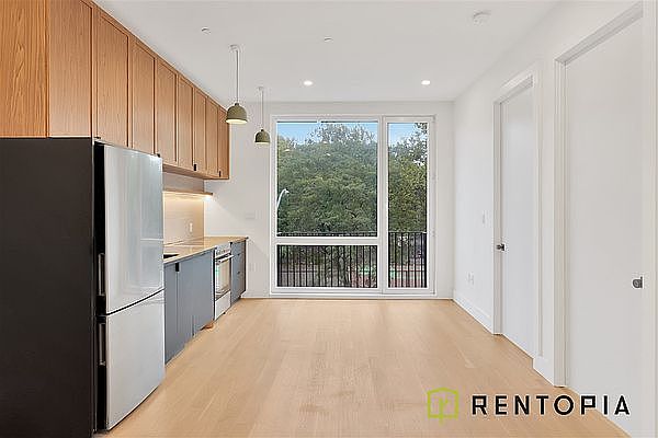 1st image of 426 Tompkins Ave APT 4A