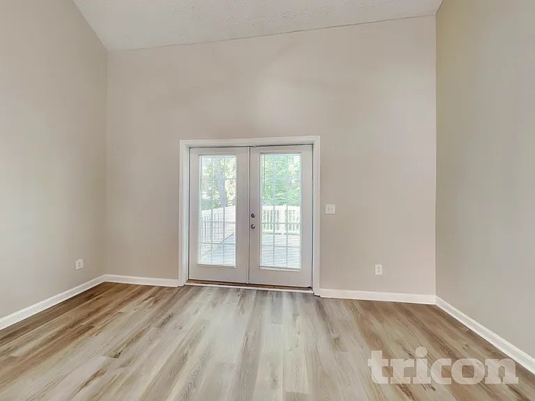 2014 Meadow Walk Dr — Photo 2