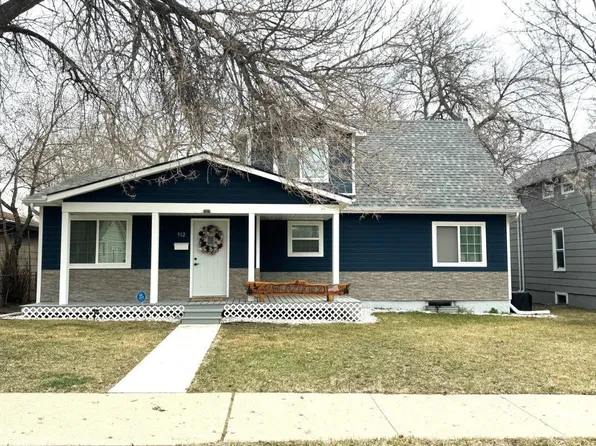 912 17th St NW, Minot, ND 58703