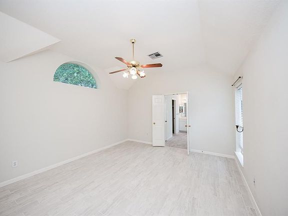 5th image of 703 Acacia Pl