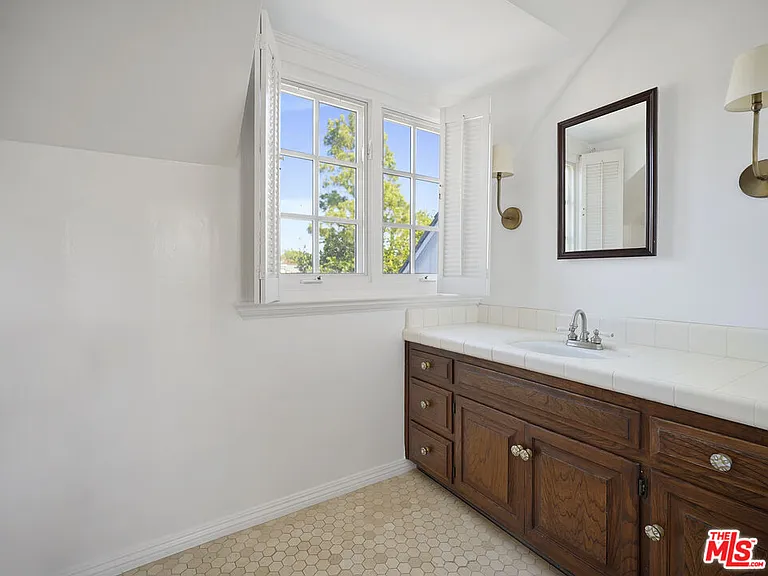13161 Addison St — Photo 24