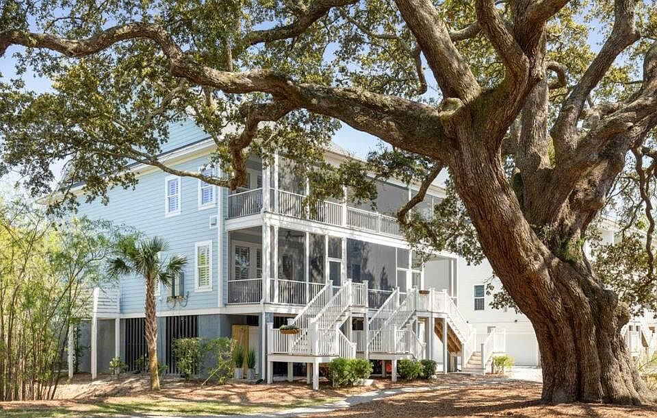 3 levels of patios over looking a grand oak tree and ponds with fountains. 2 levels are screened in. Very calm and peaceful.
