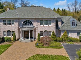 8 Norgate Rd, Glen Head, NY 11545