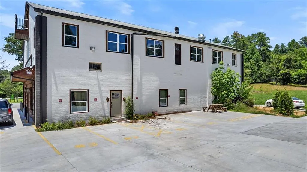 4 bed, 2.0 bath, 1200 sqft, $1,800 — Photo 3