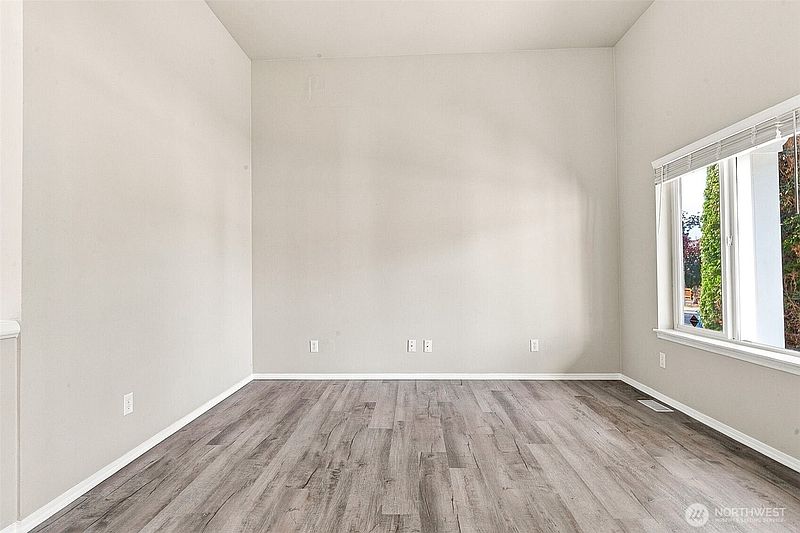 4th image of 19500 6th Avenue S