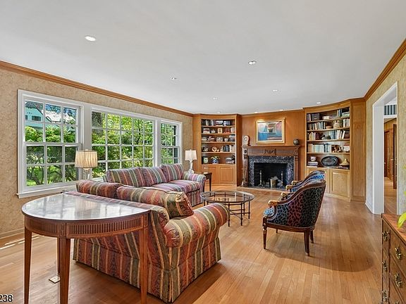 3rd image of 19 GREENBRIAR DRIVE