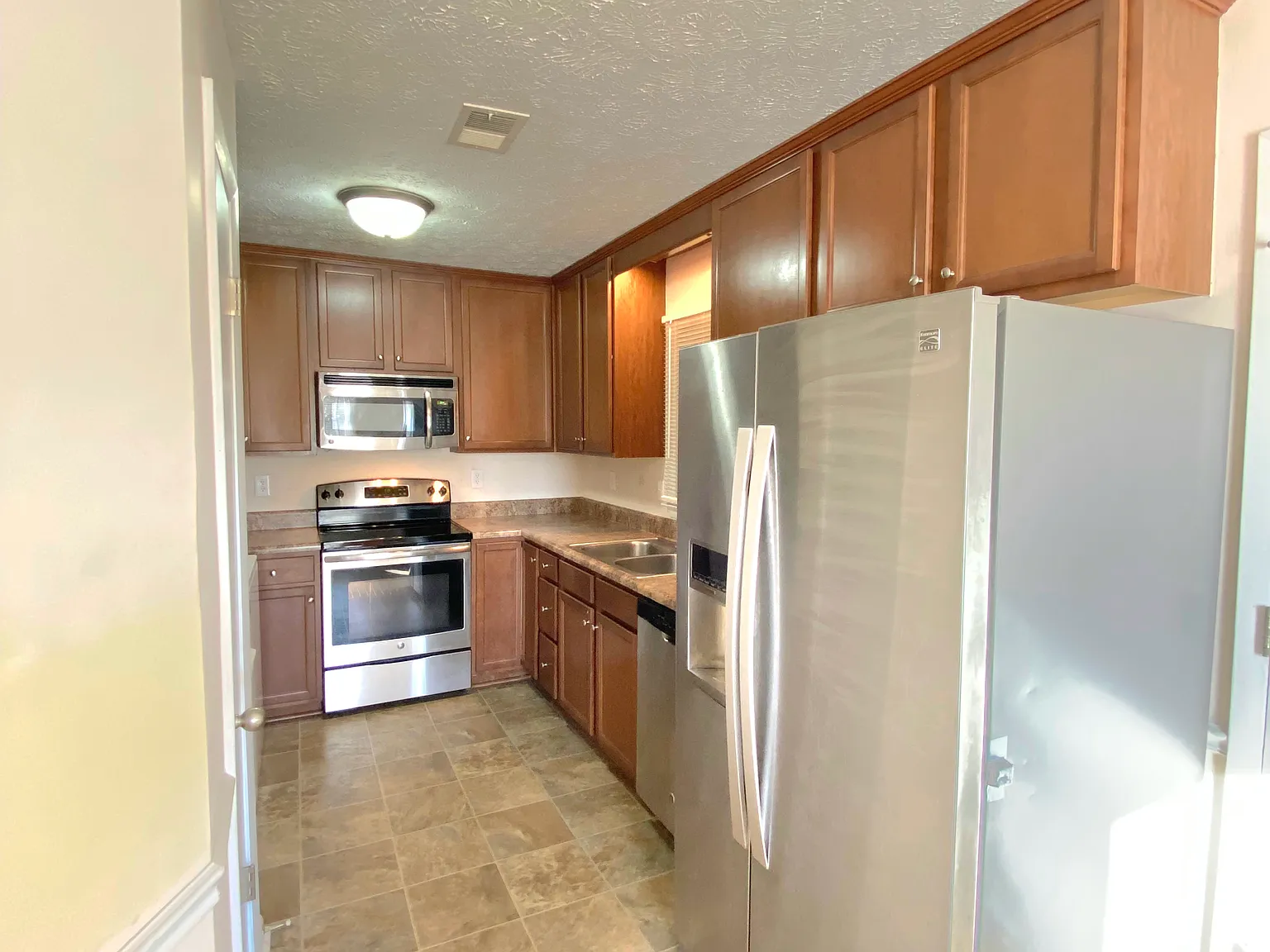 3 bed, 1.5 bath, 901 sqft, $1,100 — Photo 4