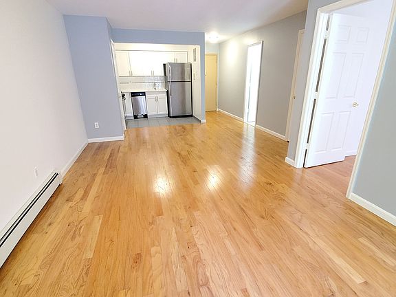 4th image of 2731 Crescent St APT 4R