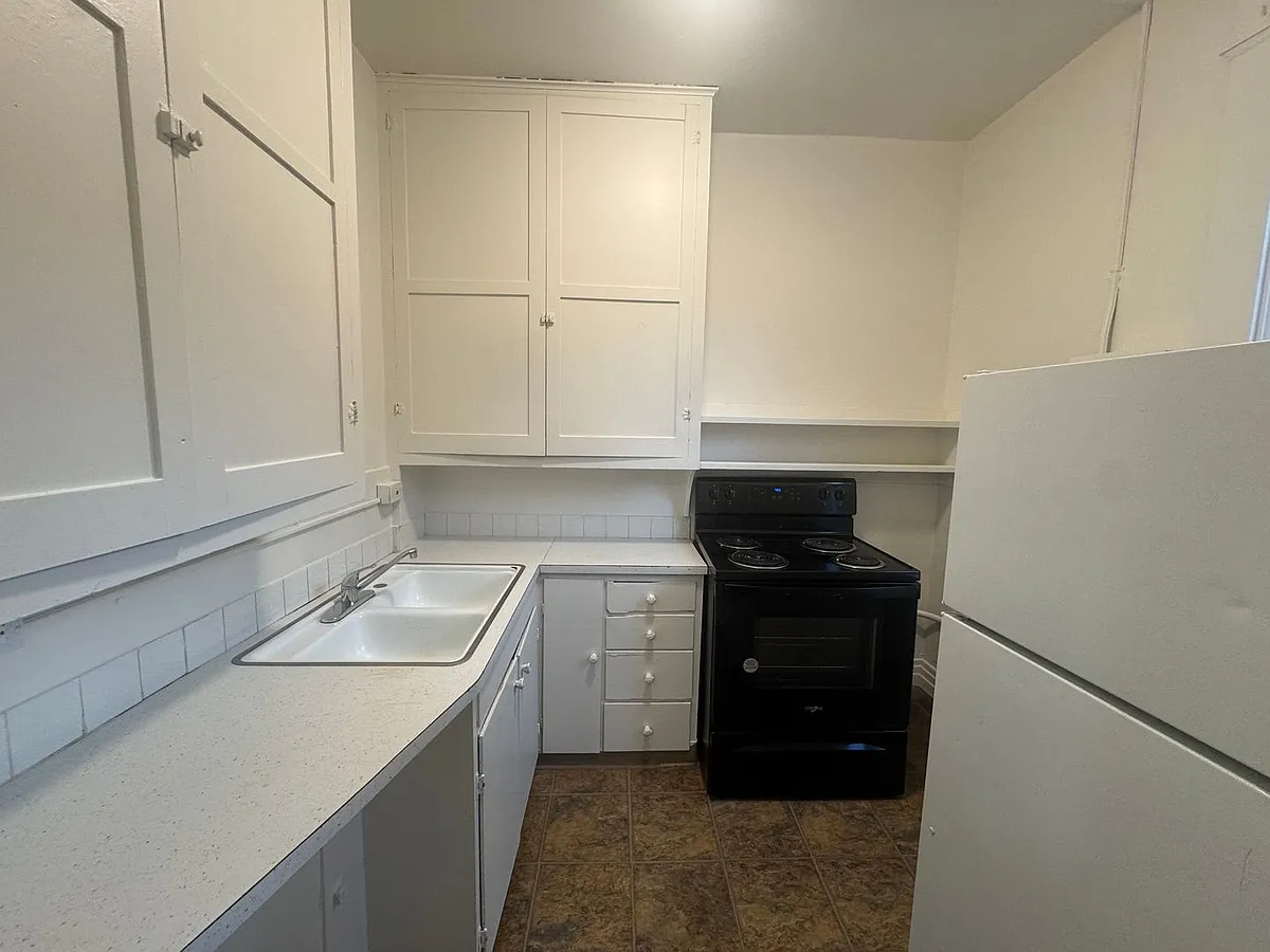 Building Photo - 1125 W 11th Ave - 14 Unit