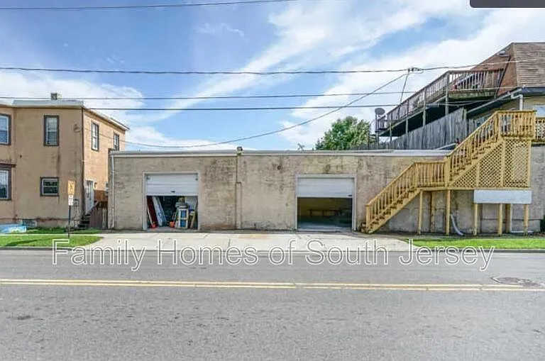 242 N Broadway #GARAGE — Photo 1