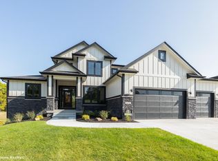 10217 Hidden Valley Dr, Johnston, IA 50131