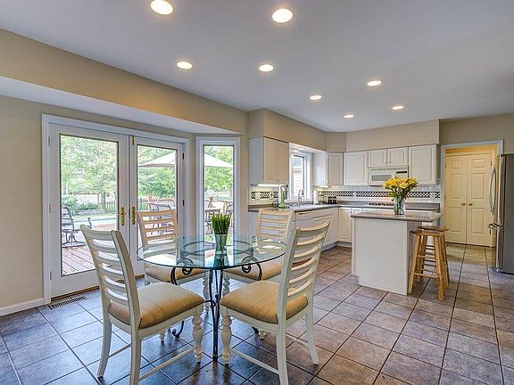 3rd image of 6 Olde Stone Ct
