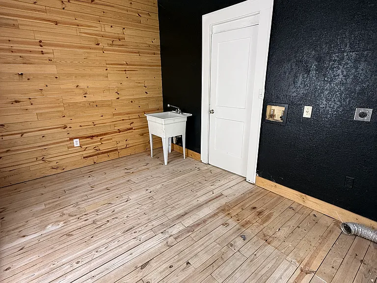 375 W Bay Ave — Photo 6