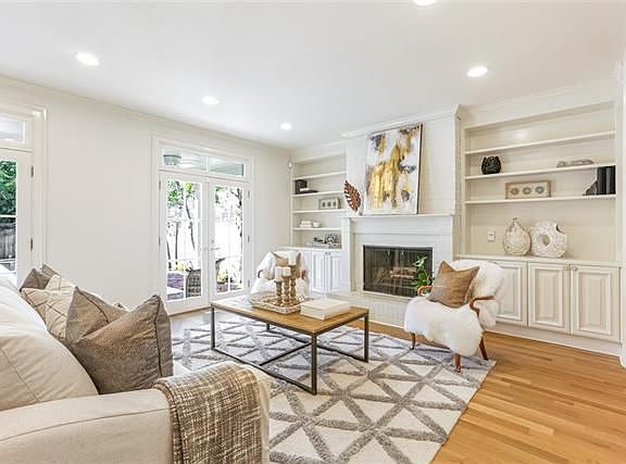 4th image of 326 E Livingston Pl
