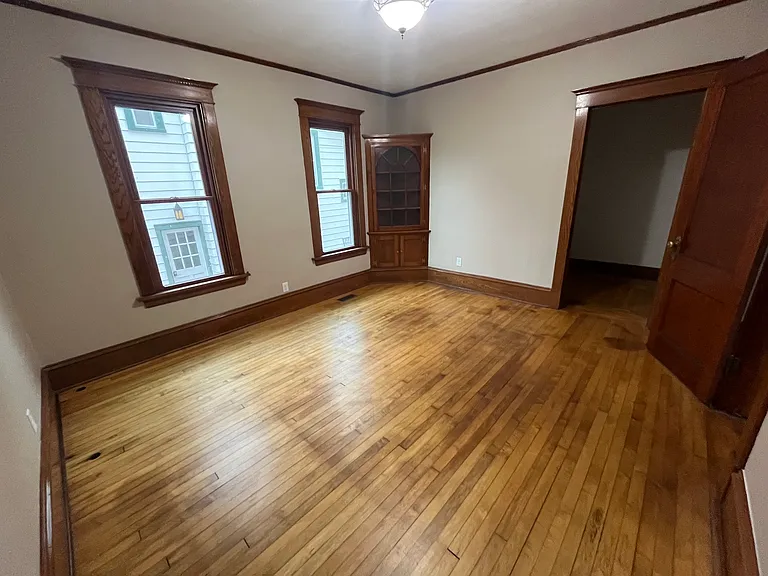218 E Sumner St — Photo 7