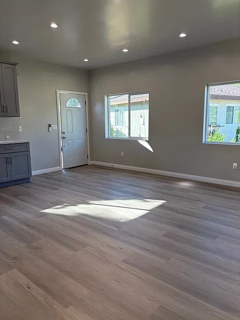 3 bed, 1000 sqft, $3,198 — Photo 3