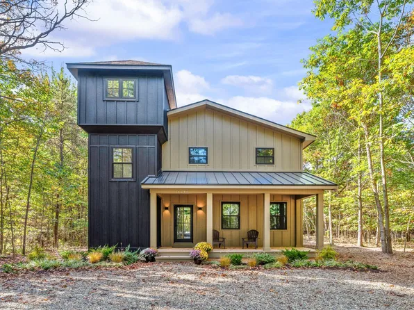 14290 Wildwood Ln, Harbert, MI 49115