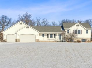 963 Sadies Ln, Hudson, WI 54016