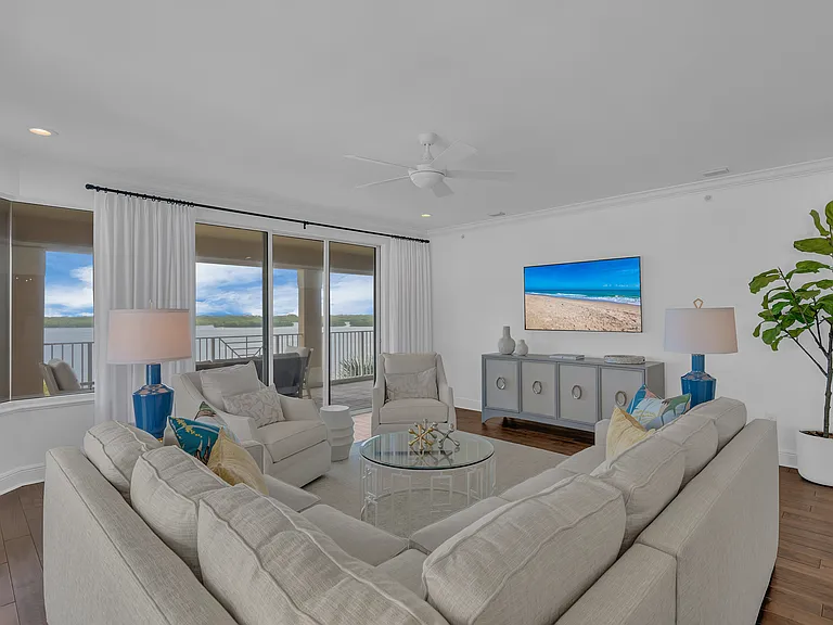 4866 S Harbor Dr #401 — Photo 2