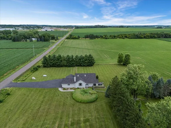 811 130th St, Roberts, WI 54023