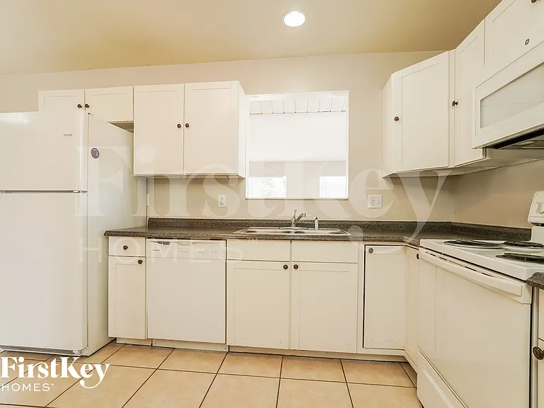 432 SW 37th Ter — Photo 6