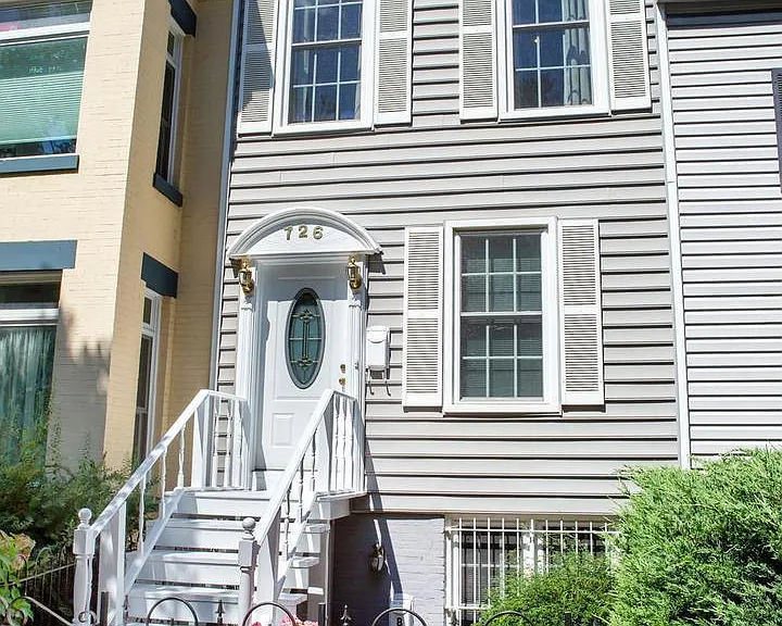 Front facade with steps to front door