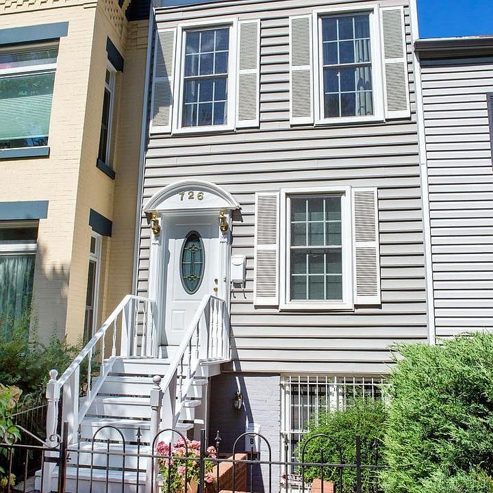Front facade with steps to front door