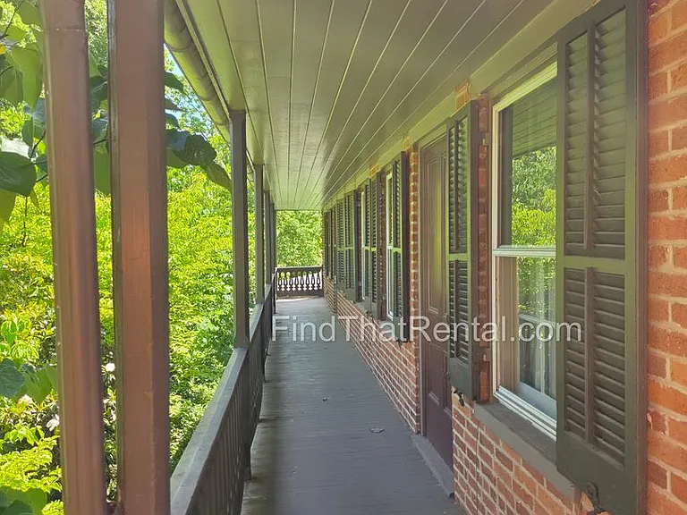 136 W Pomfret St — Photo 2