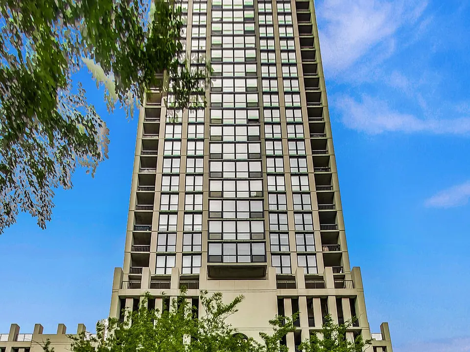 1122 N Clark St #2404