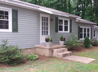 690 Coachpoint Rd, Hartfield, VA 23071