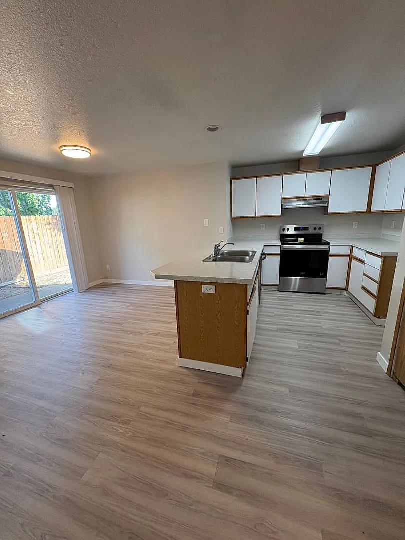 Castle Apartments — Photo 1