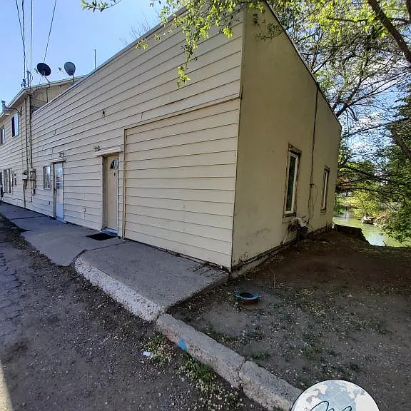 Beautiful location right on the river and adjacent to the City Park — Photo 33