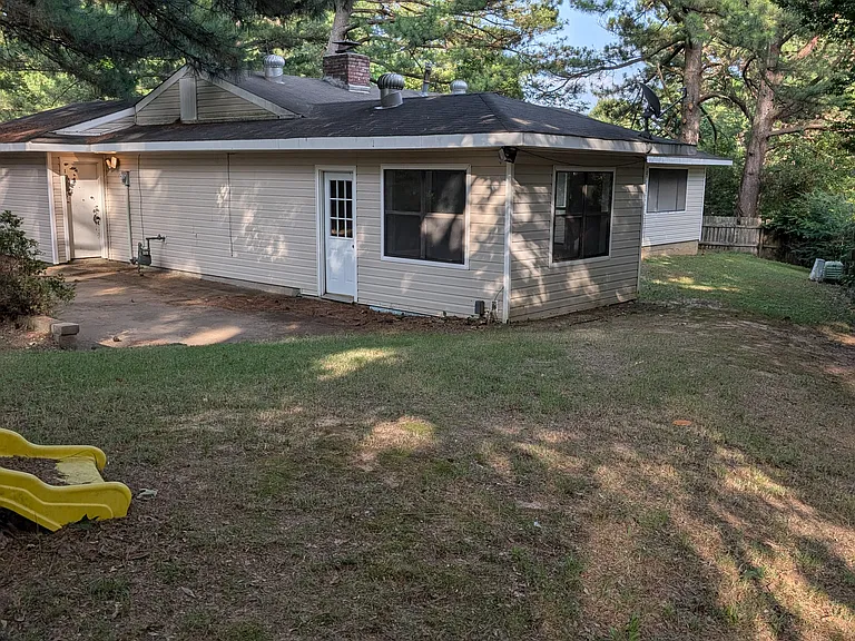 1605 Teresa Cir — Photo 43