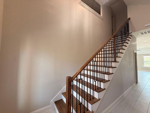 4th image of 402 Bellaire Cir