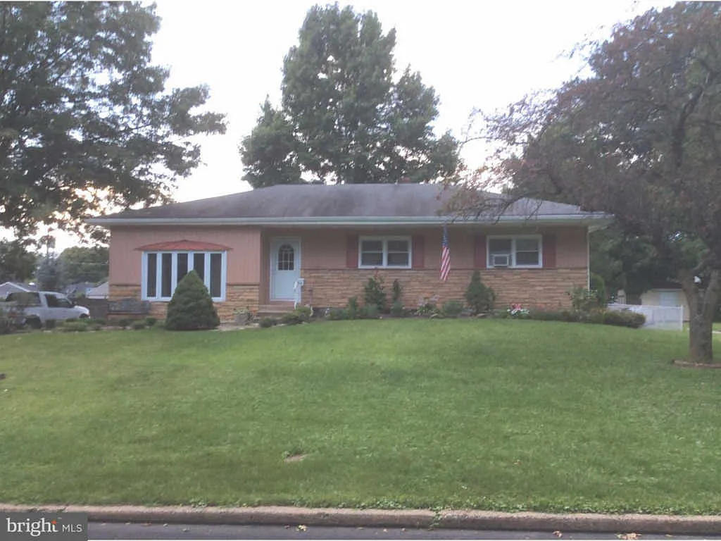 1424 W Bensalem Ave photo 1