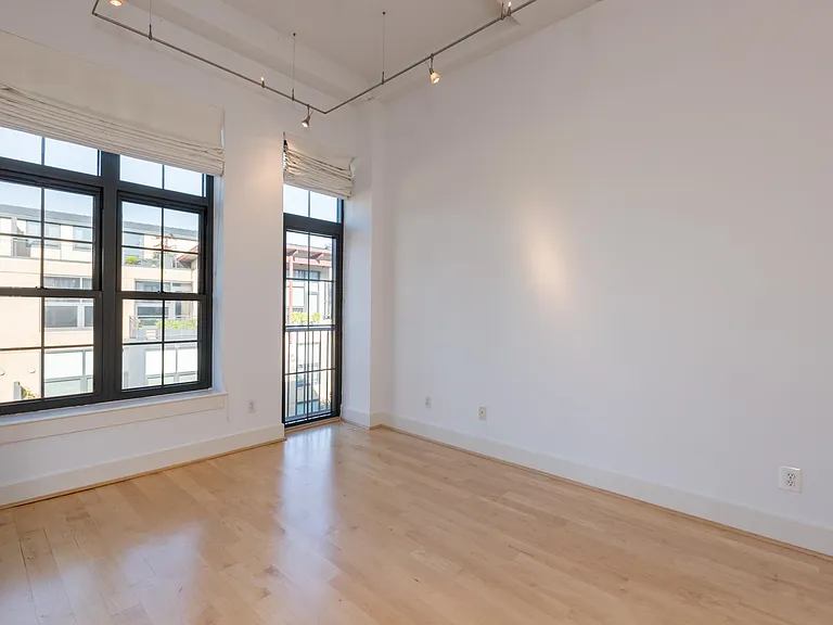 2328 Champlain St NW — Photo 19