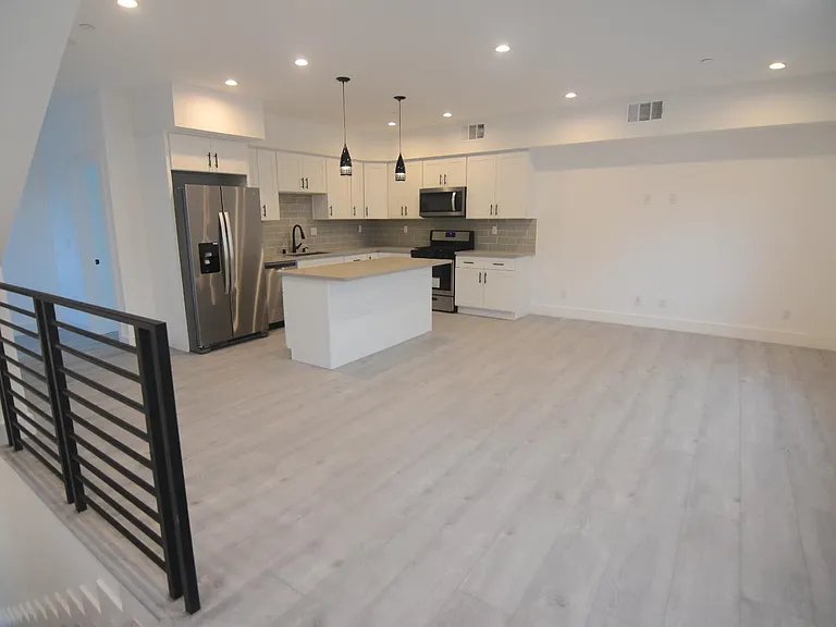 13822 Oxnard St — Photo 3
