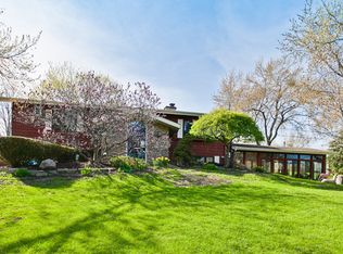 2732 Crystal Lake Rd, Cary, IL 60013