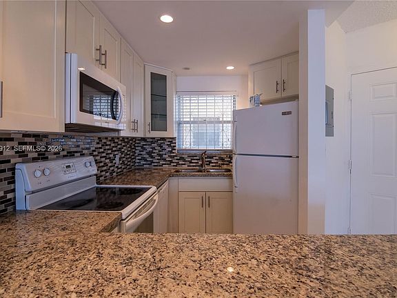 3rd image of 1750 W 46th St APT 521