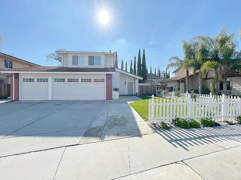 2910 Stevens Ln — Photo 2